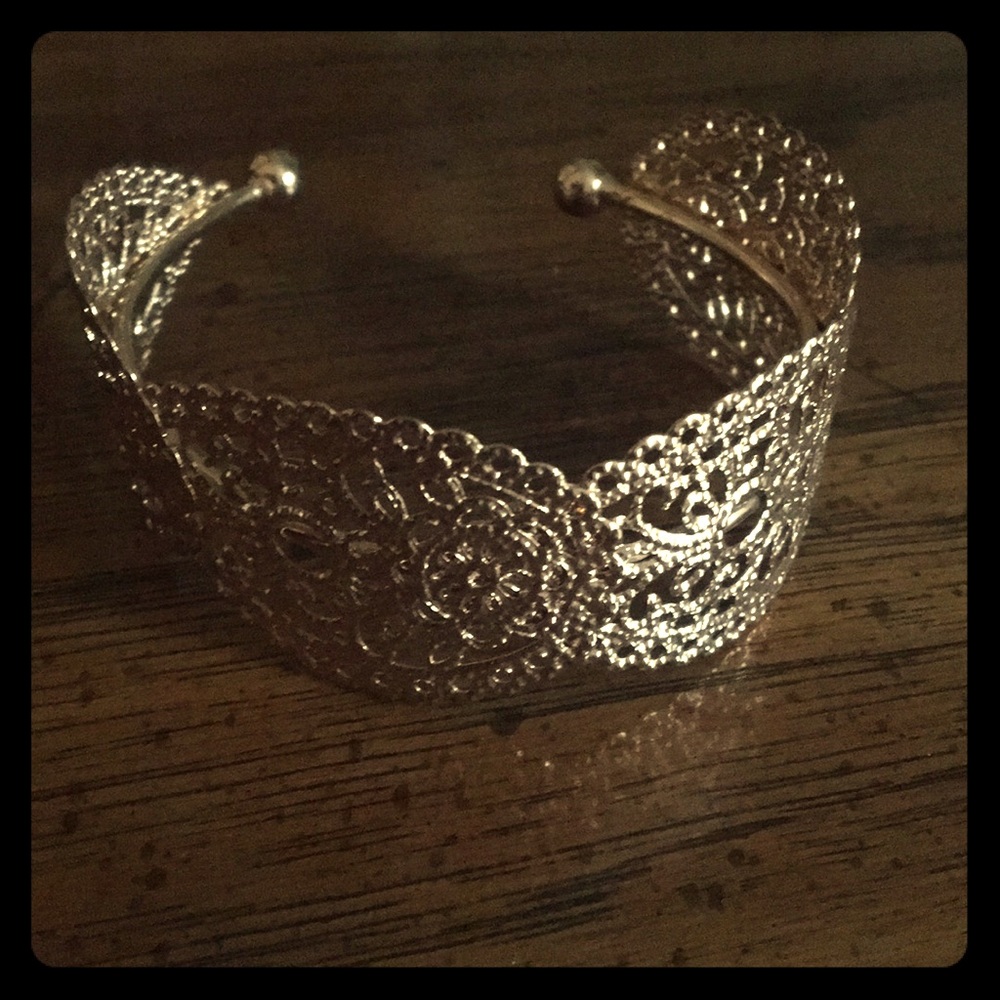 Gold bracelet no clasp
